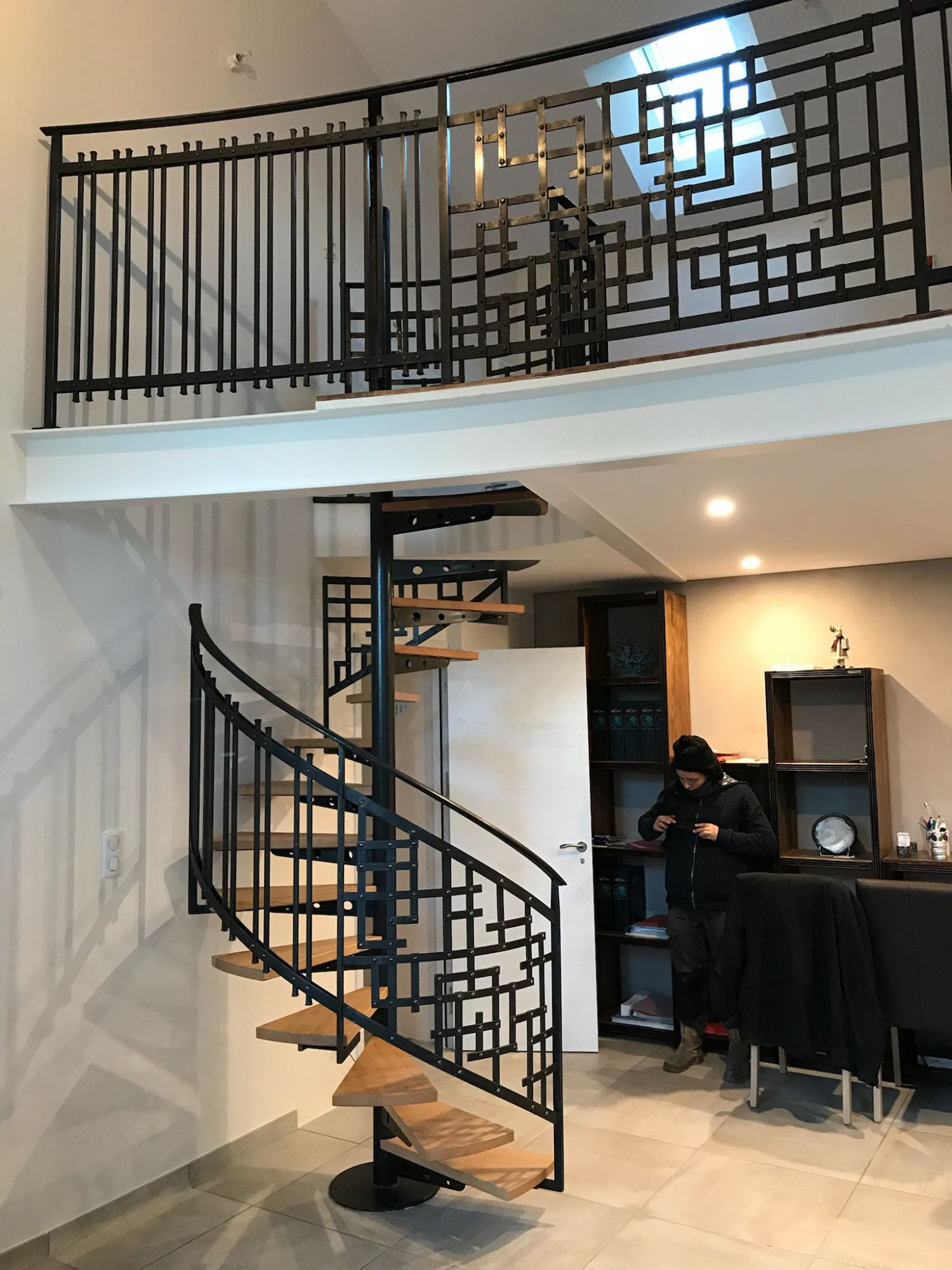 Escalier hélicoïdal rampe moderne rivetée